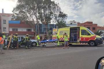  Los bomberos excarcelan a una mujer que quedó aprisionada en un vehículo en Telde tras una colisión/TA.